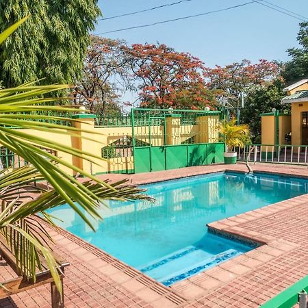 Woodlands Lodge & Tours Ливингстън Екстериор снимка