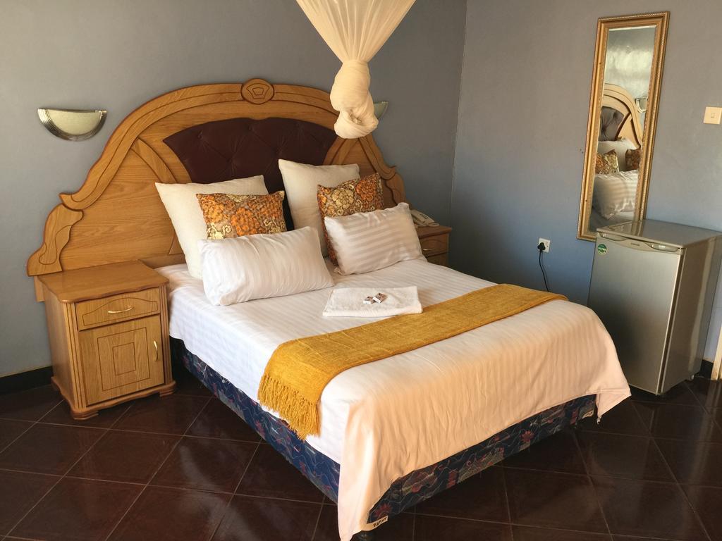 Woodlands Lodge & Tours Ливингстън Екстериор снимка