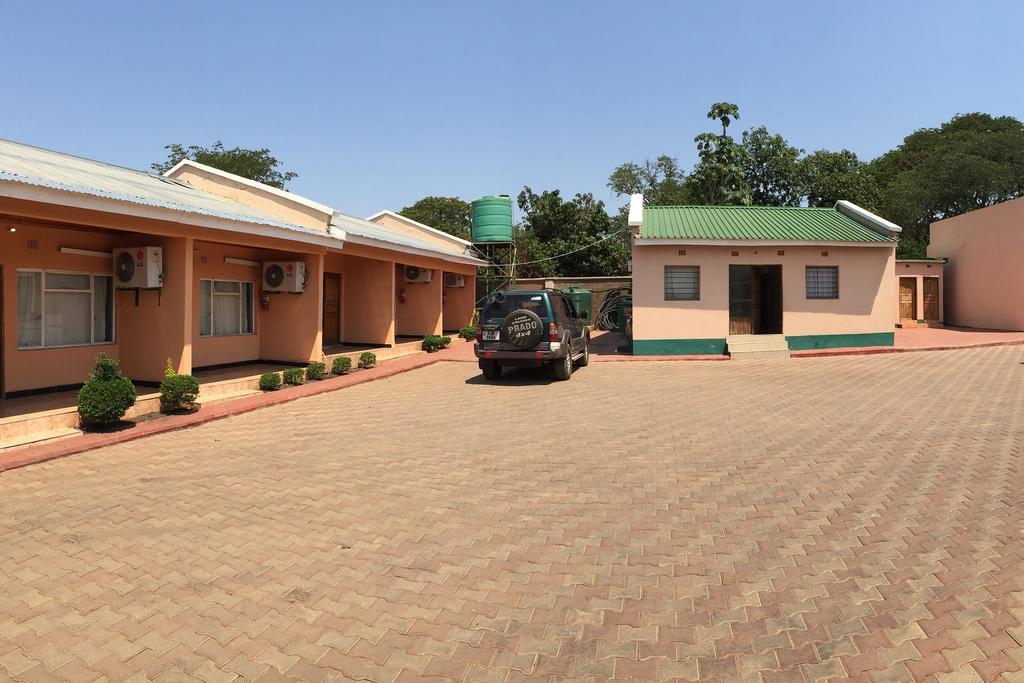 Woodlands Lodge & Tours Ливингстън Екстериор снимка