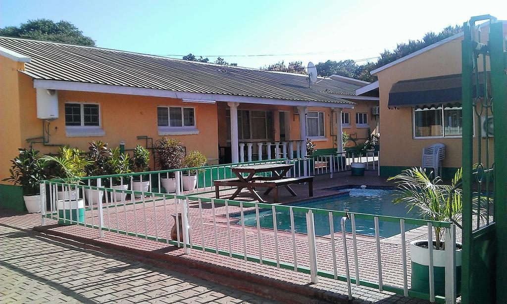 Woodlands Lodge & Tours Ливингстън Екстериор снимка
