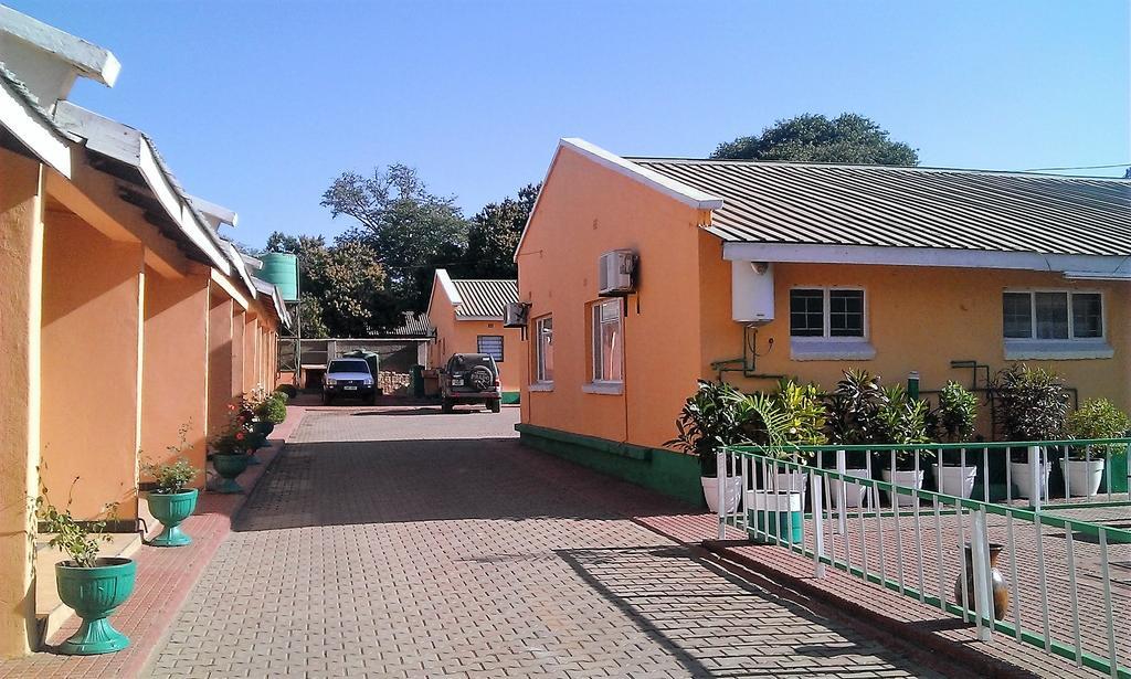 Woodlands Lodge & Tours Ливингстън Екстериор снимка