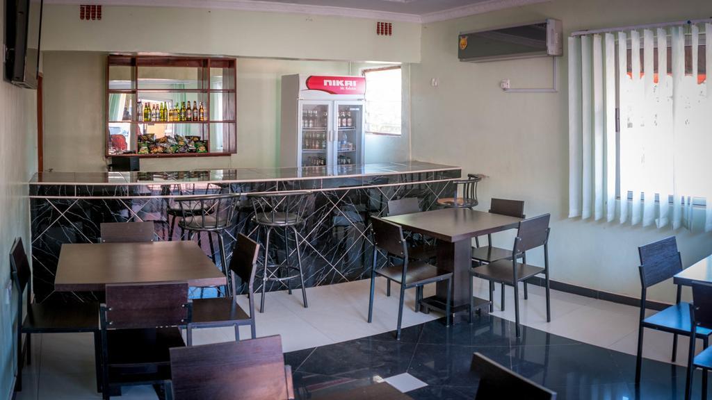 Woodlands Lodge & Tours Ливингстън Екстериор снимка