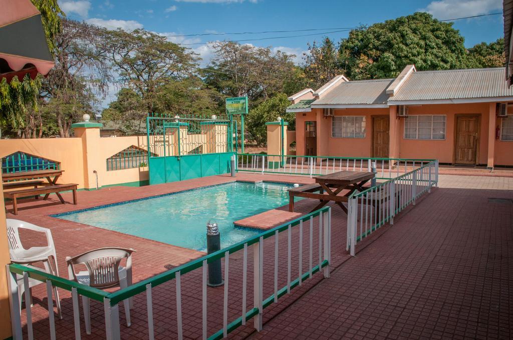 Woodlands Lodge & Tours Ливингстън Екстериор снимка