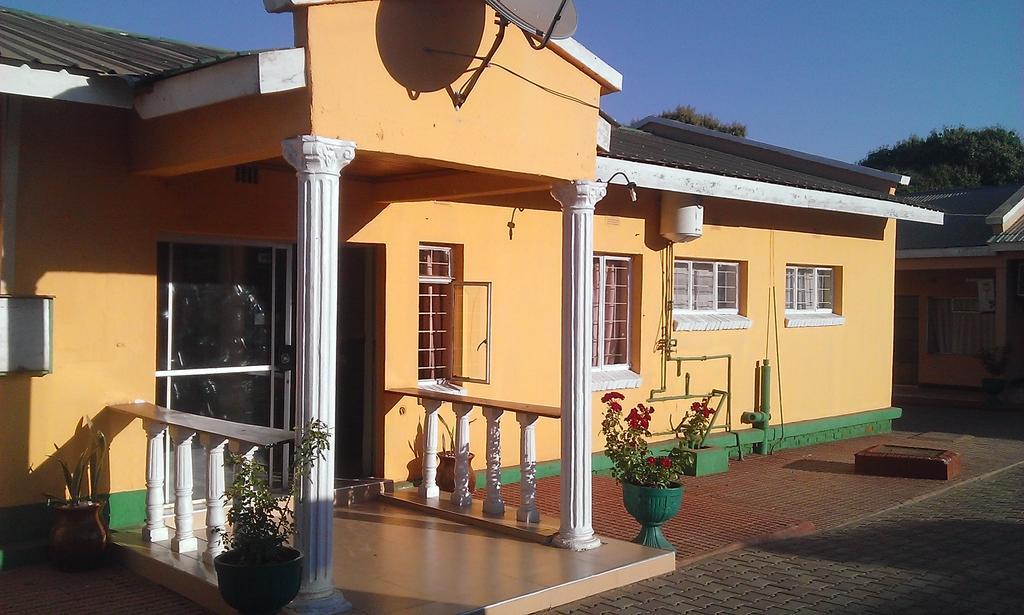 Woodlands Lodge & Tours Ливингстън Екстериор снимка