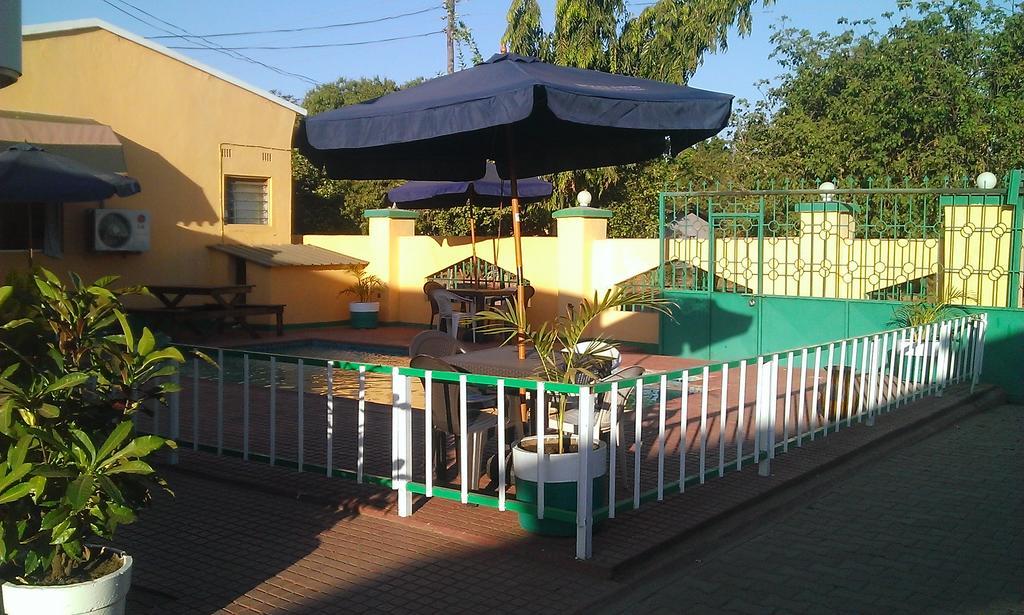 Woodlands Lodge & Tours Ливингстън Екстериор снимка