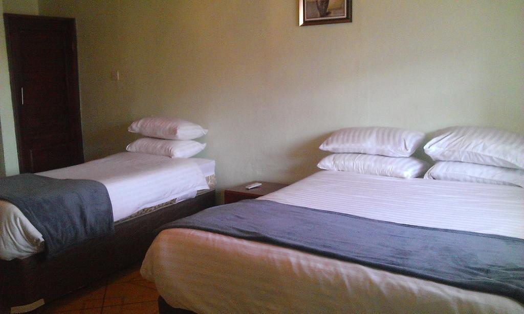Woodlands Lodge & Tours Ливингстън Екстериор снимка