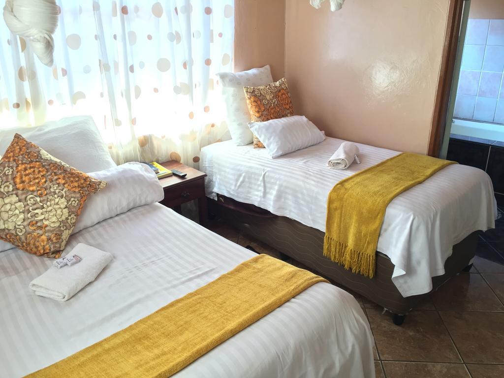 Woodlands Lodge & Tours Ливингстън Екстериор снимка