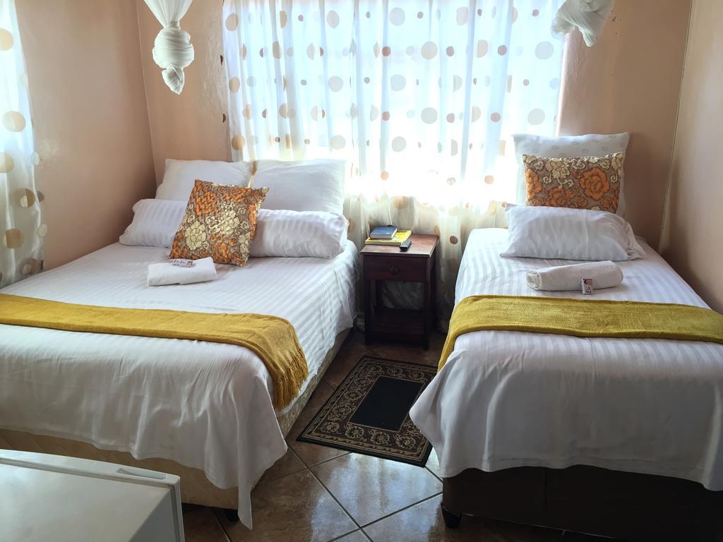 Woodlands Lodge & Tours Ливингстън Екстериор снимка