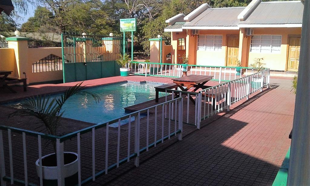 Woodlands Lodge & Tours Ливингстън Екстериор снимка