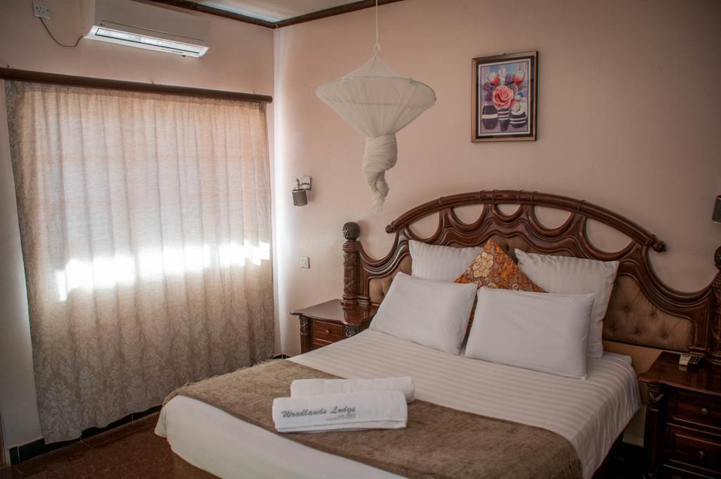 Woodlands Lodge & Tours Ливингстън Екстериор снимка