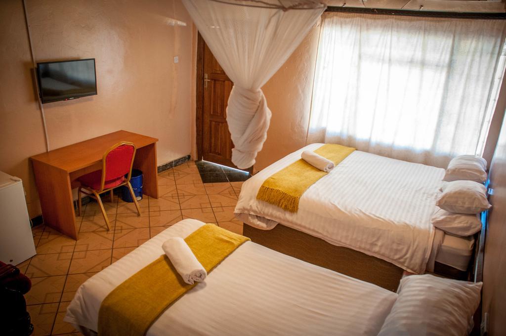 Woodlands Lodge & Tours Ливингстън Екстериор снимка