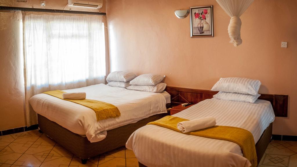 Woodlands Lodge & Tours Ливингстън Екстериор снимка