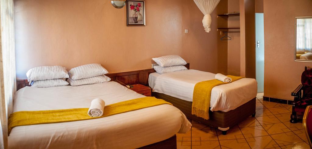 Woodlands Lodge & Tours Ливингстън Екстериор снимка