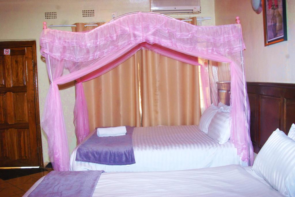 Woodlands Lodge & Tours Ливингстън Екстериор снимка