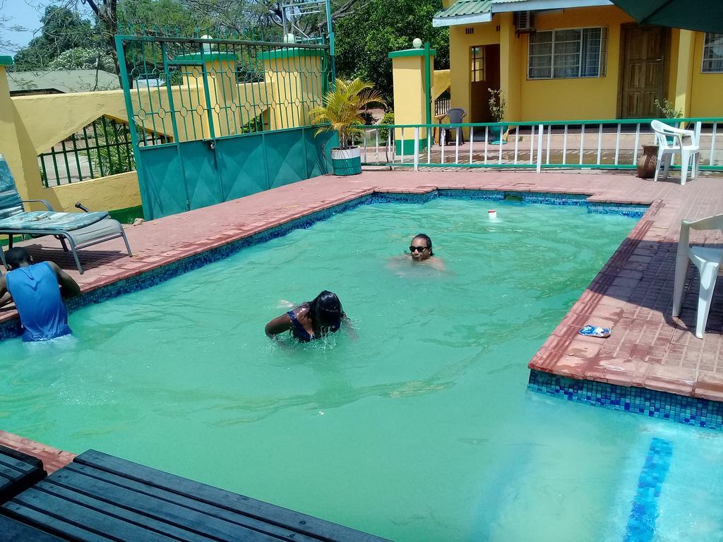 Woodlands Lodge & Tours Ливингстън Екстериор снимка