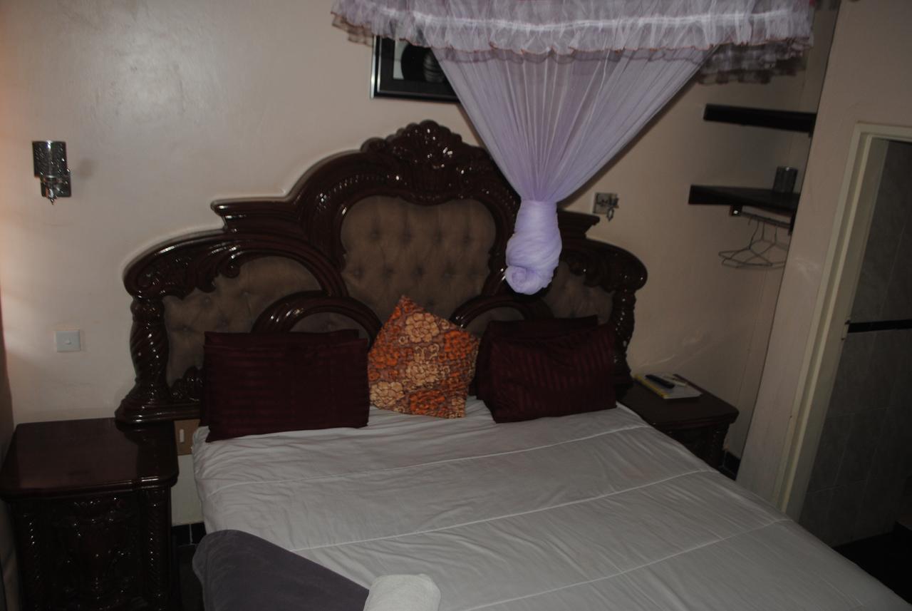 Woodlands Lodge & Tours Ливингстън Екстериор снимка
