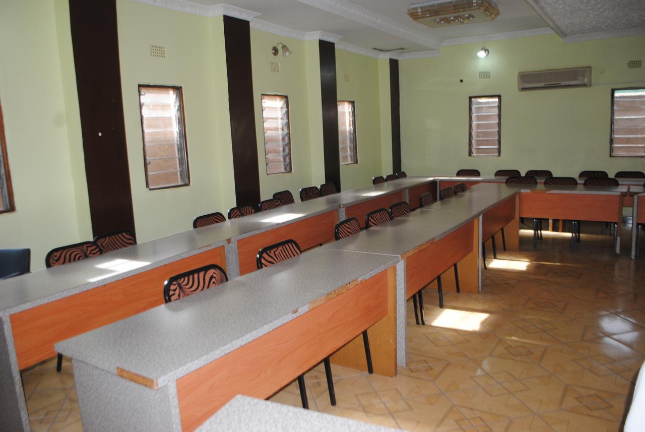 Woodlands Lodge & Tours Ливингстън Екстериор снимка