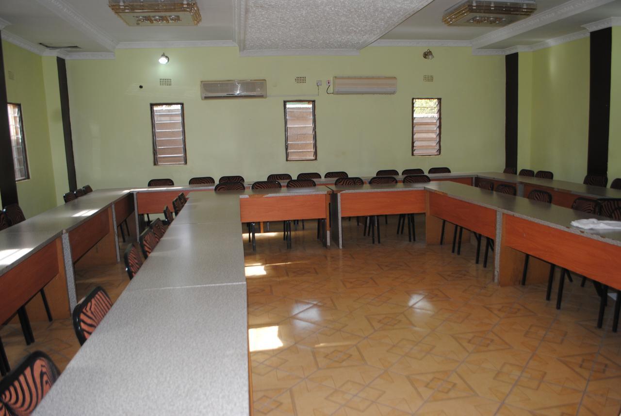 Woodlands Lodge & Tours Ливингстън Екстериор снимка