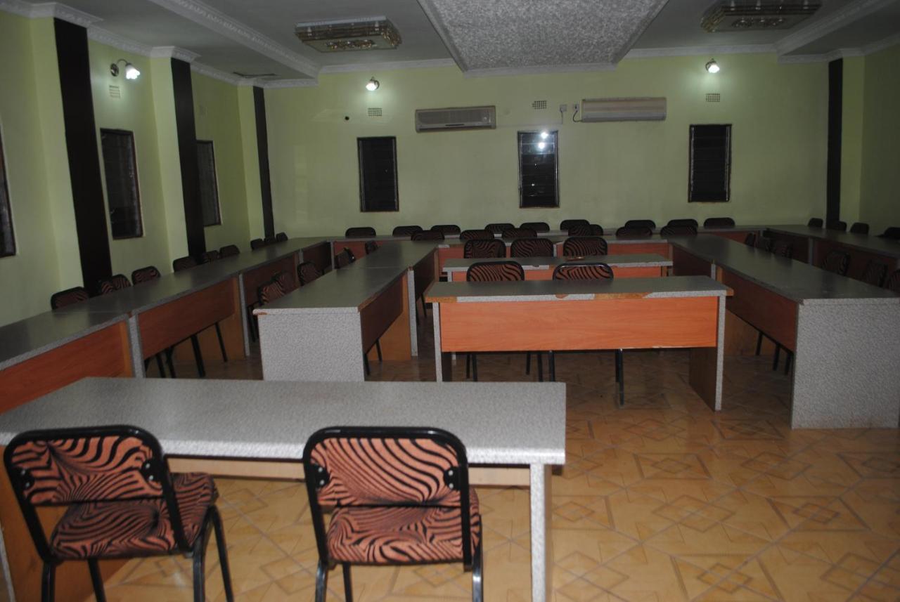 Woodlands Lodge & Tours Ливингстън Екстериор снимка