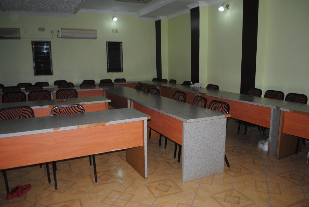 Woodlands Lodge & Tours Ливингстън Екстериор снимка