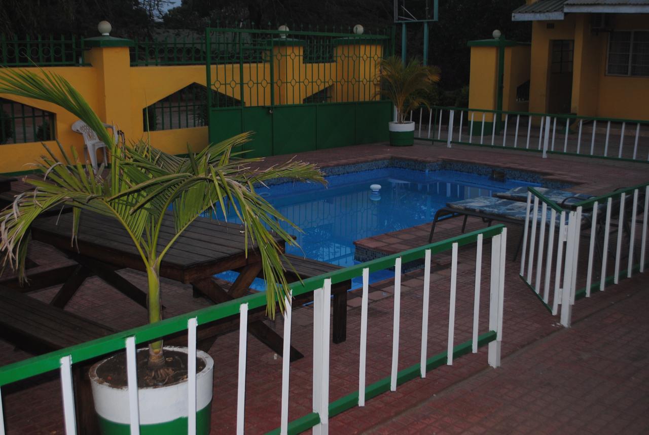 Woodlands Lodge & Tours Ливингстън Екстериор снимка