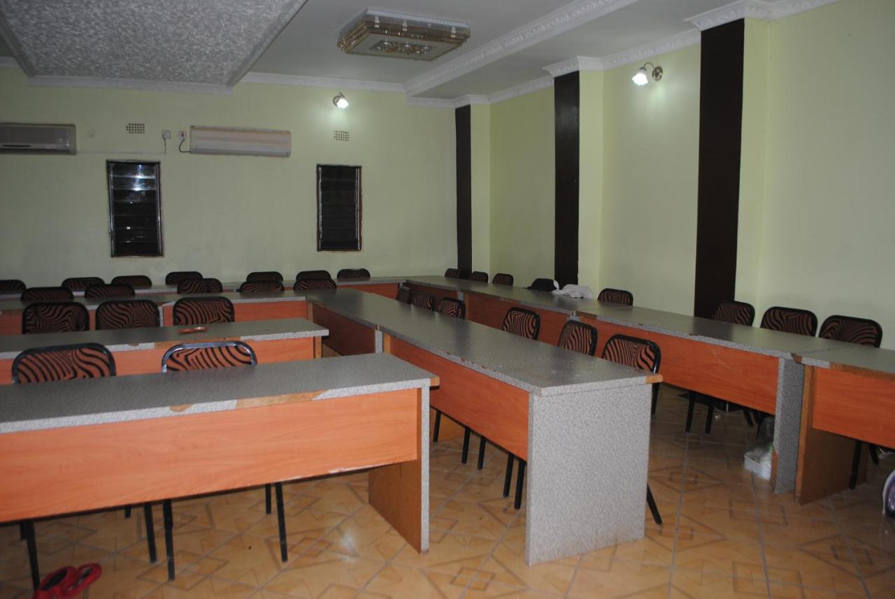 Woodlands Lodge & Tours Ливингстън Екстериор снимка