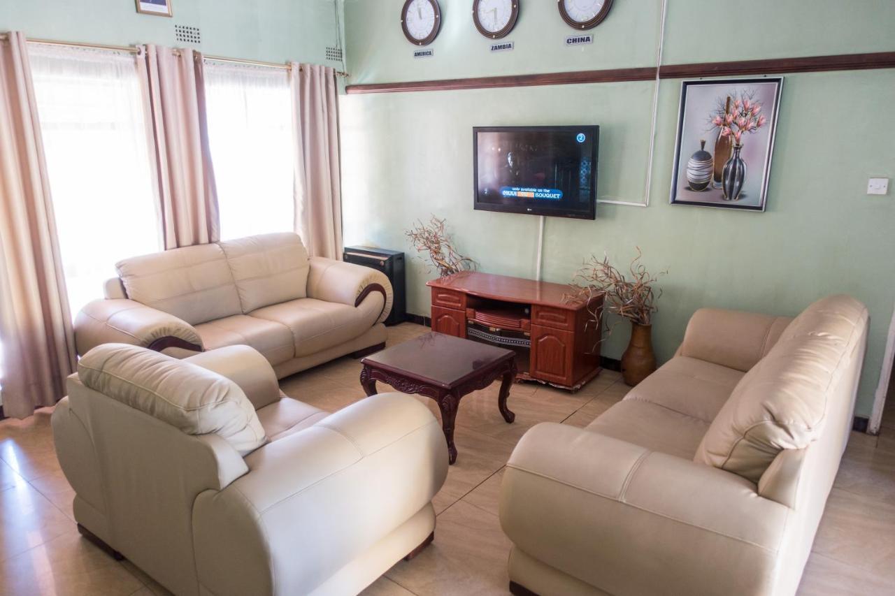 Woodlands Lodge & Tours Ливингстън Екстериор снимка