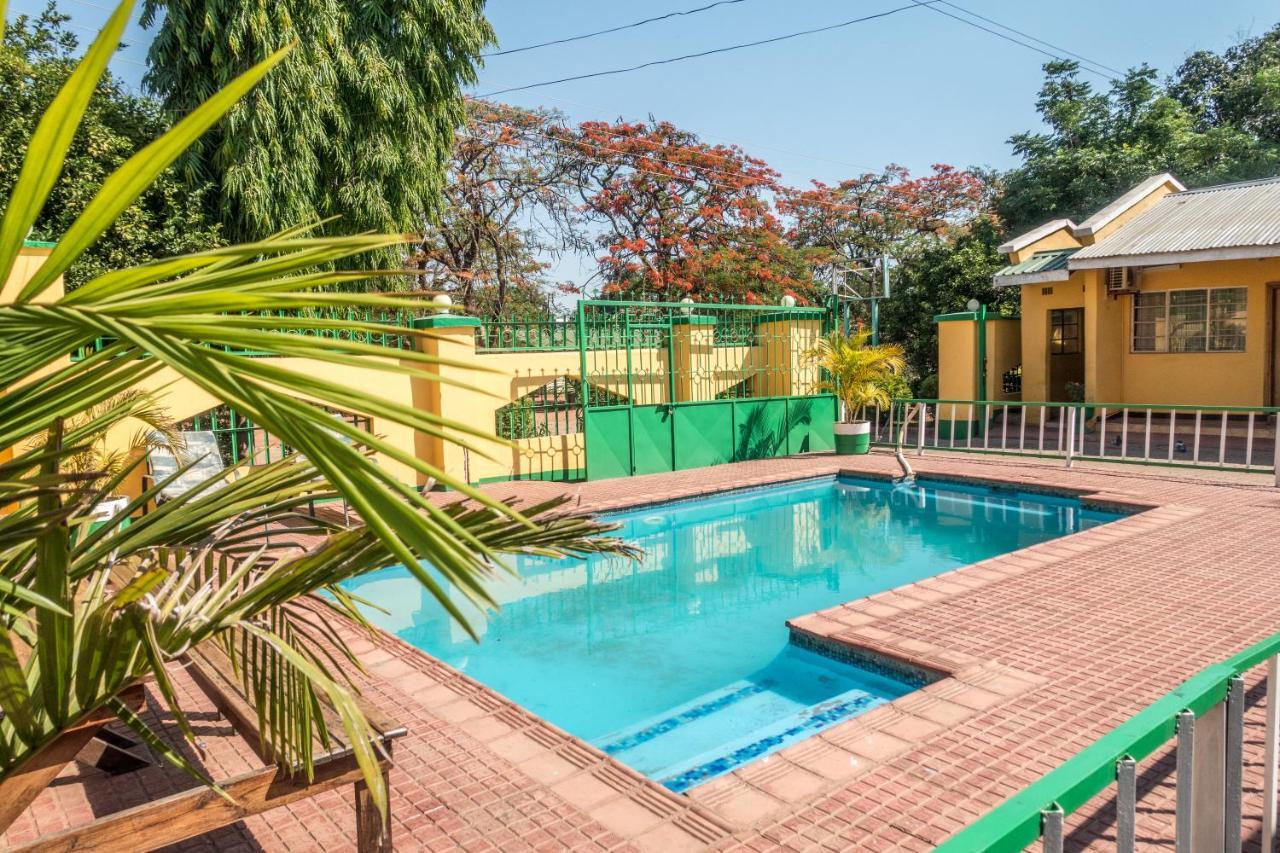 Woodlands Lodge & Tours Ливингстън Екстериор снимка