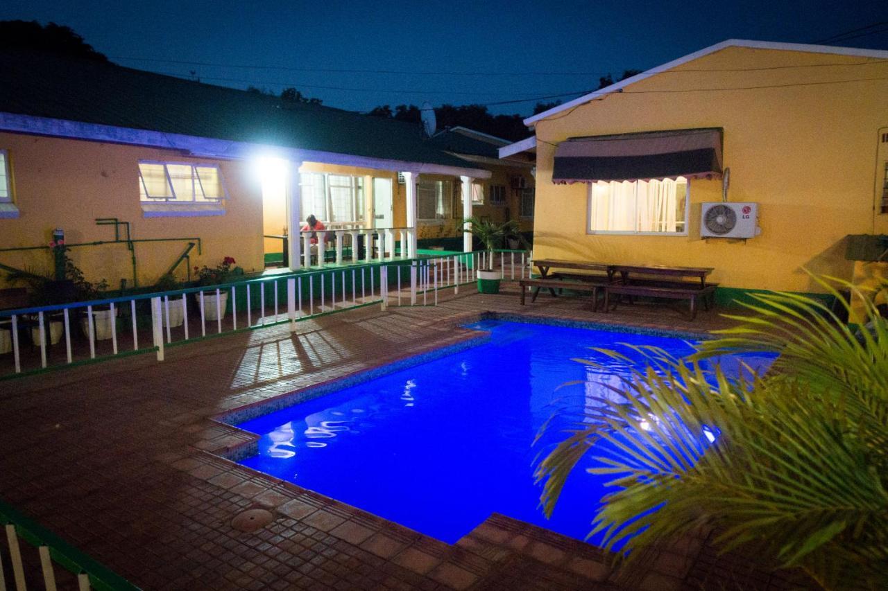Woodlands Lodge & Tours Ливингстън Екстериор снимка